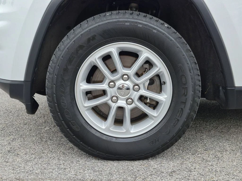 Used 2020 White Jeep Laredo E image 26