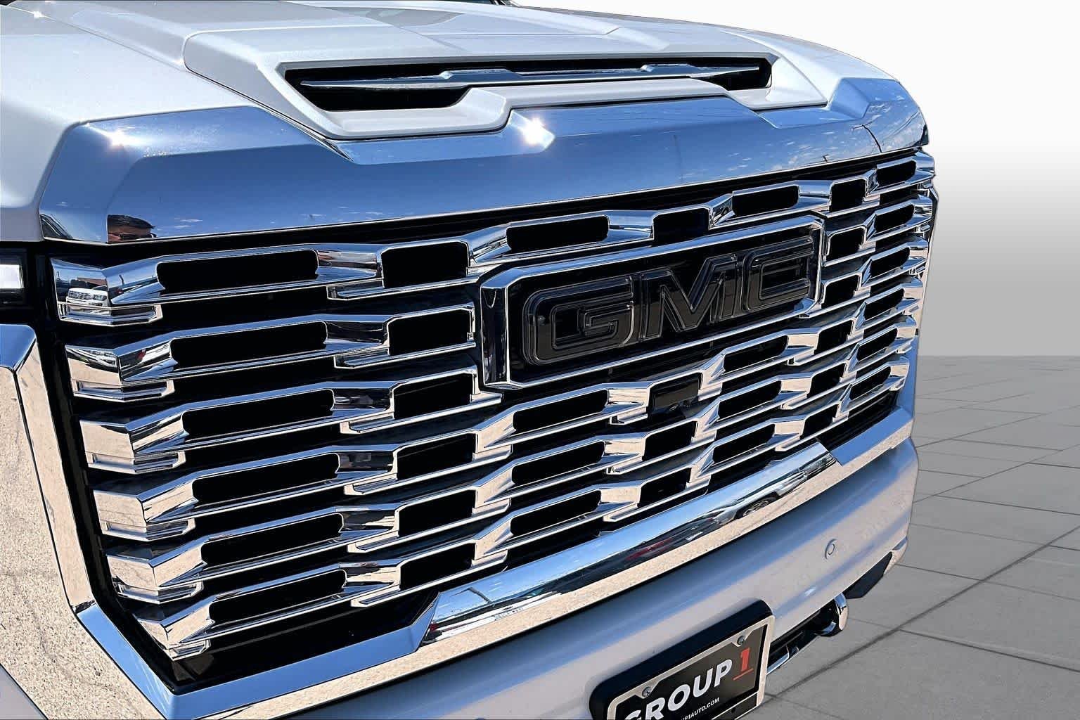 Used 2024 White Frost Tricoat GMC Denali image 29