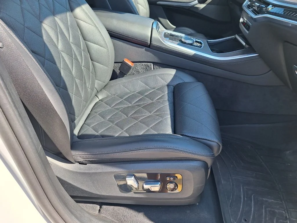 Used 2024 White BMW sDrive40i image 29