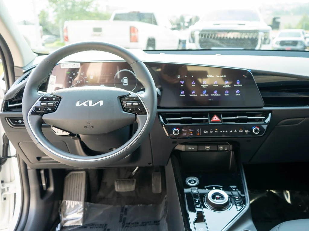 New 2026 Snow White Pearl Kia WIND image 13
