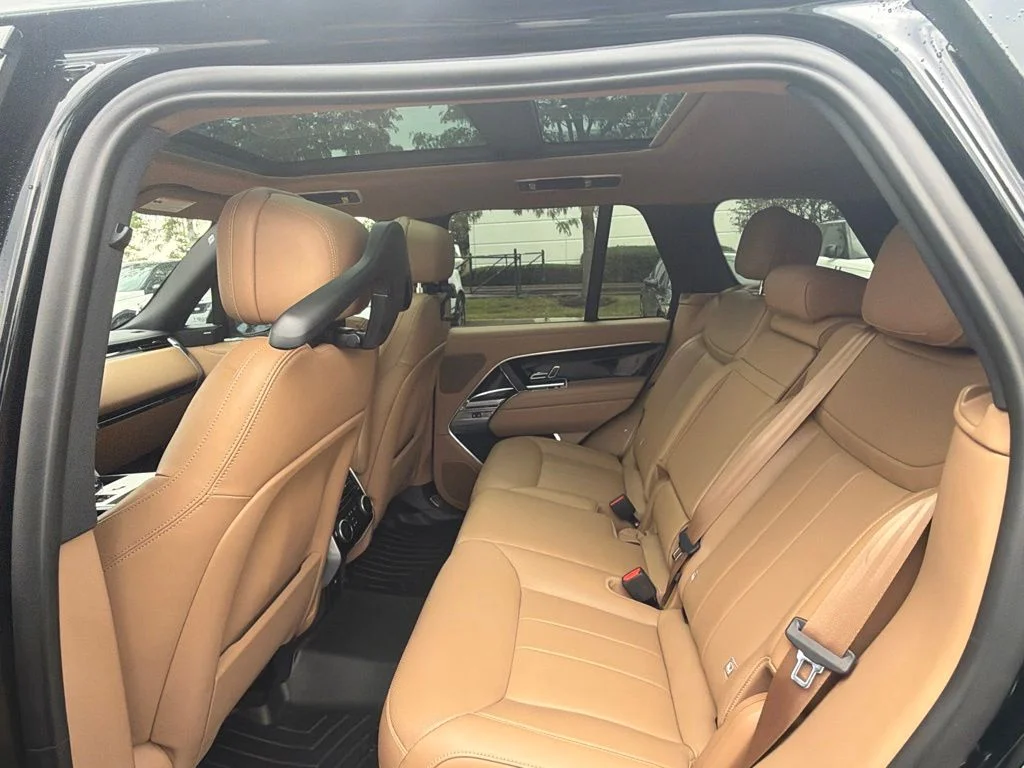 Used 2025  Land Rover SE image 10