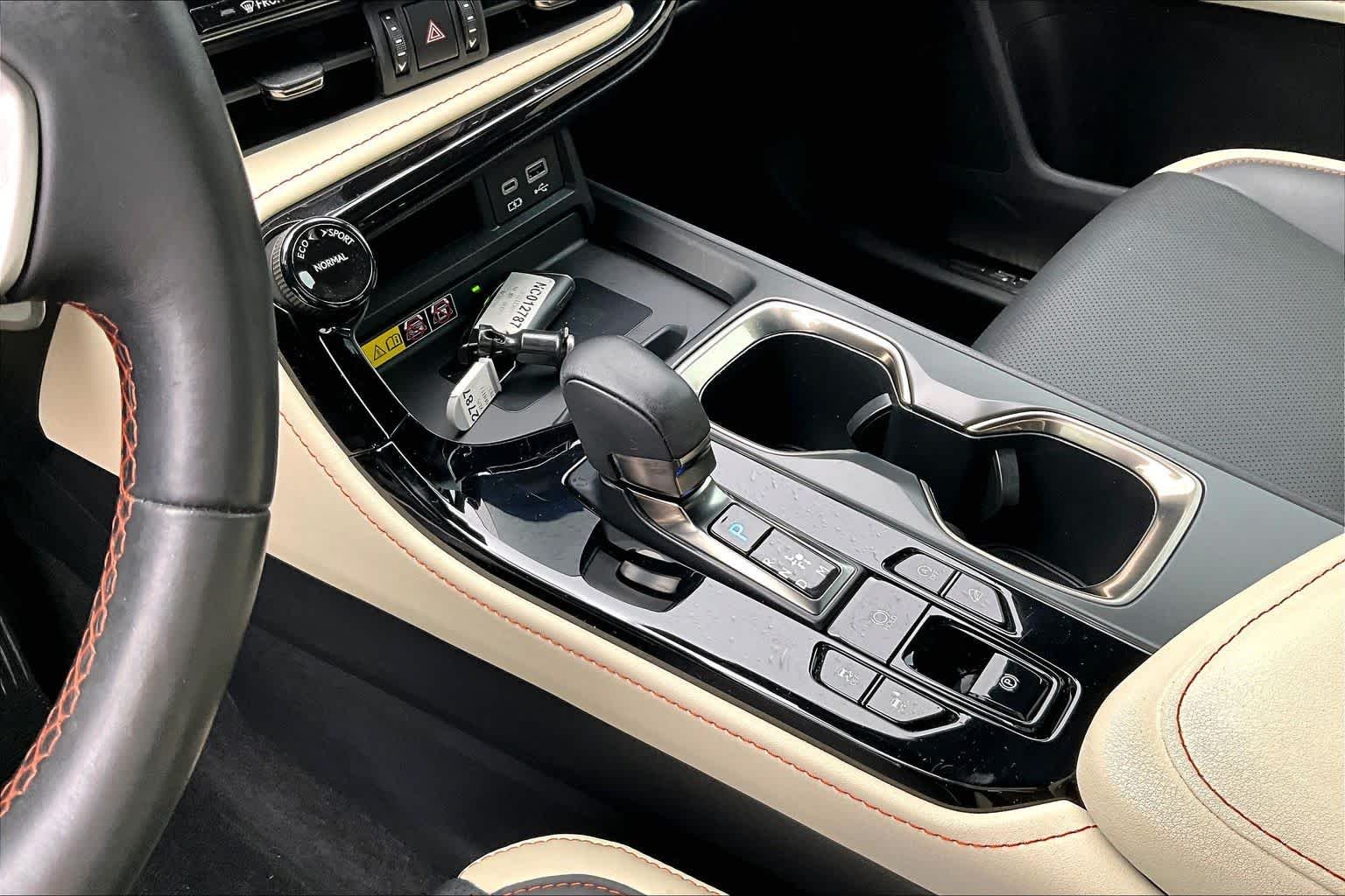 Used 2022 Eminent White Pearl Lexus Premium image 16