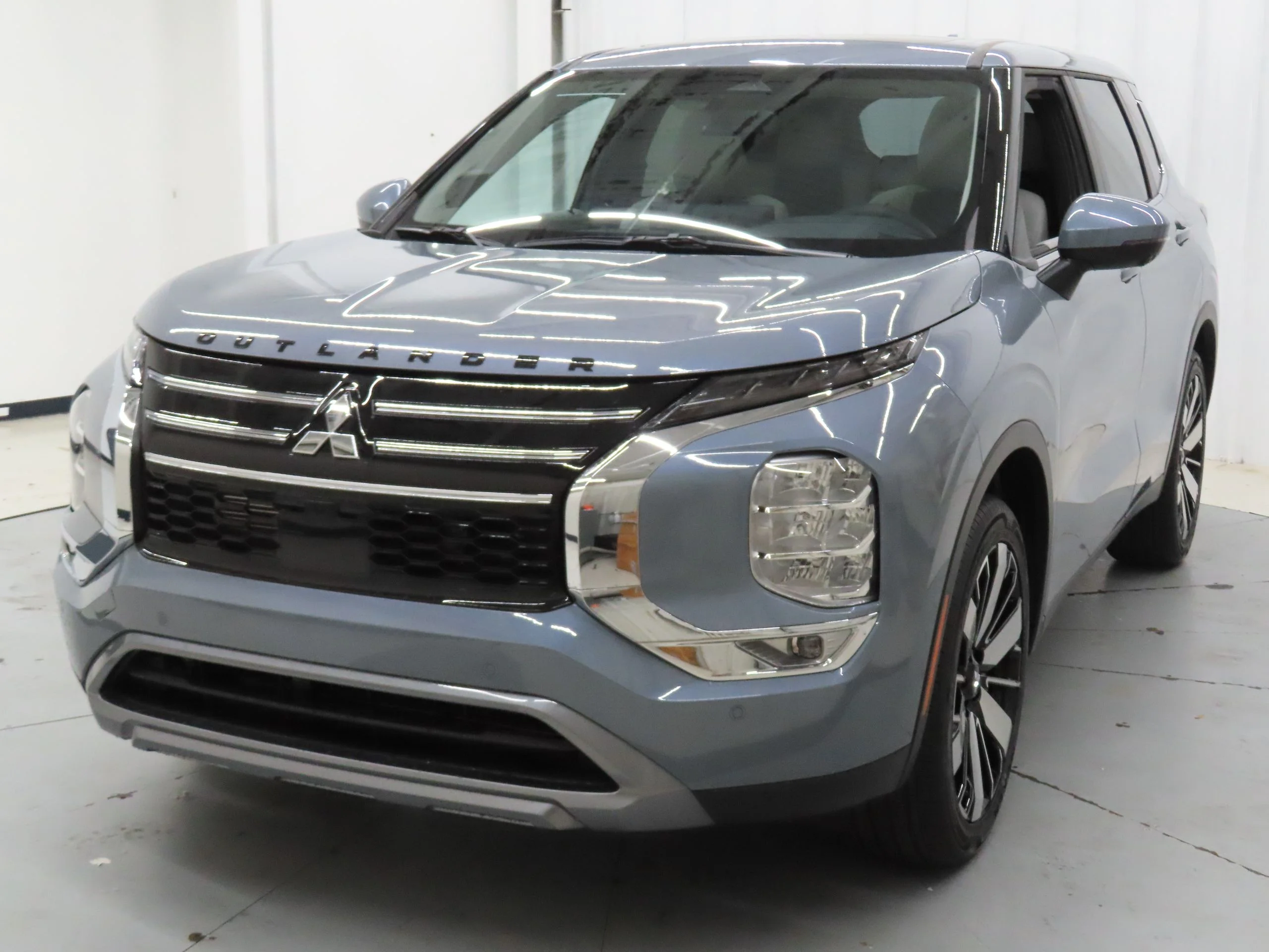 New 2026 Gray Mitsubishi SE image 4