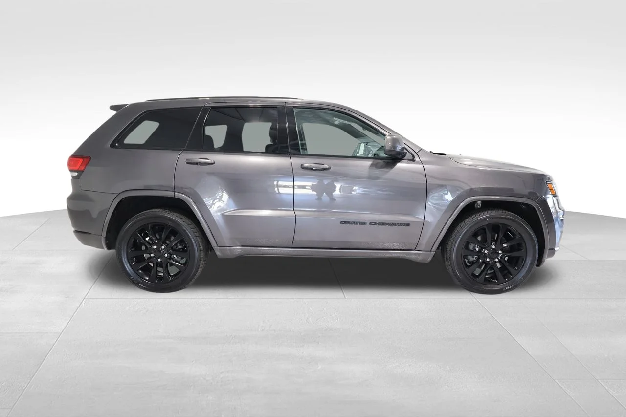 Used 2021 Gray Jeep Laredo X image 4