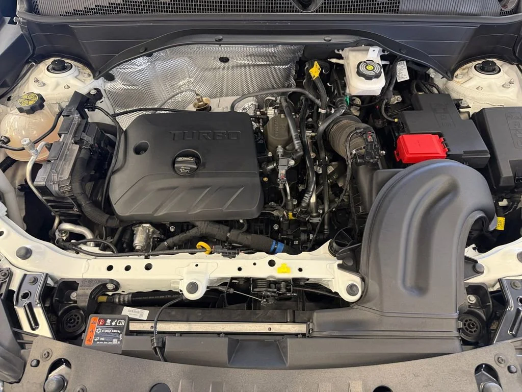 Used 2024 Summit White Chevrolet LT image 14