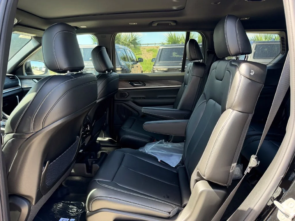 New 2027 High-Gloss Black Paint Jeep Limited image 10