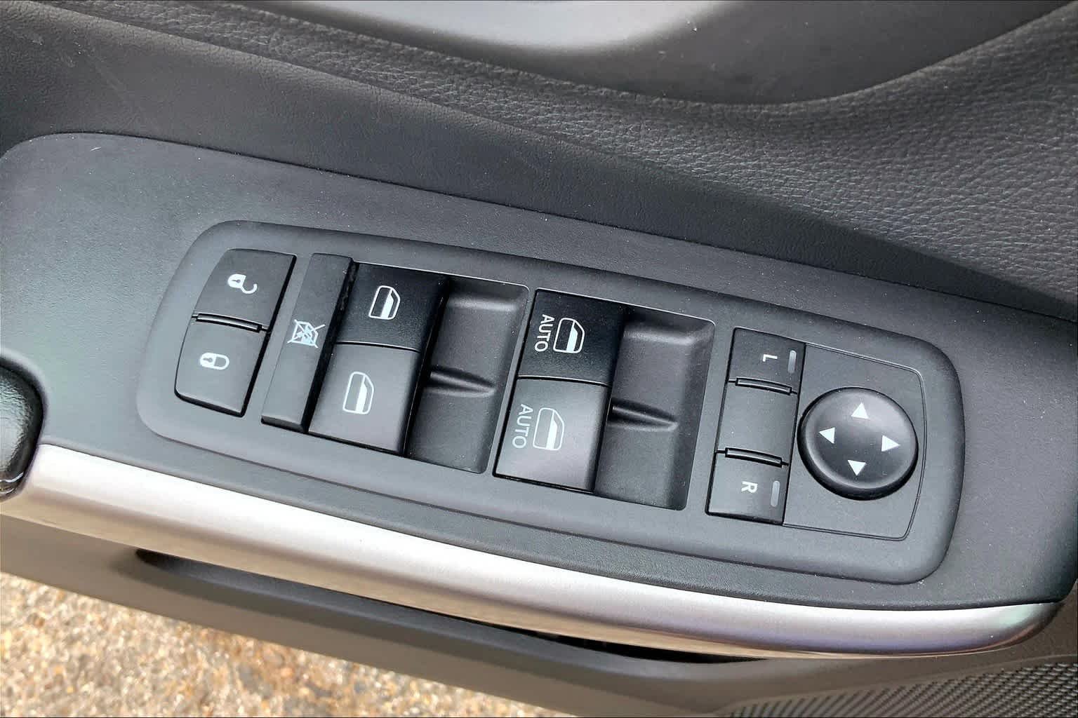 Used 2019 Diamond Black Crystal Pearlcoat Jeep Latitude Plus image 35