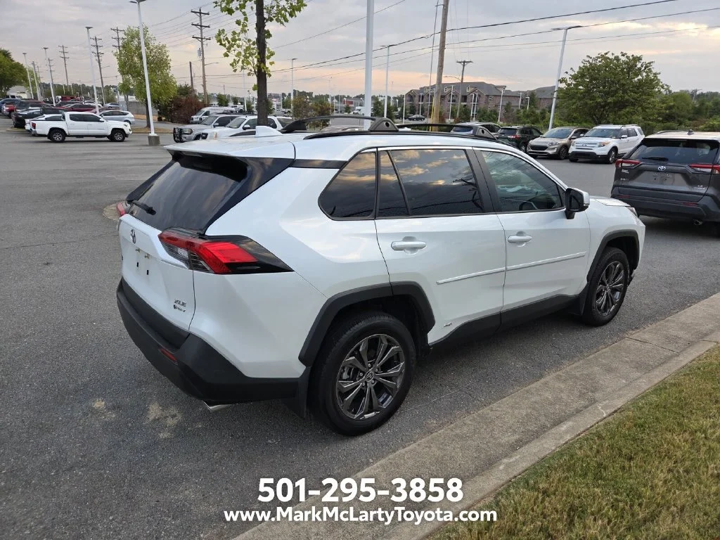 Used 2025 Beige Toyota XLE Premium image 4