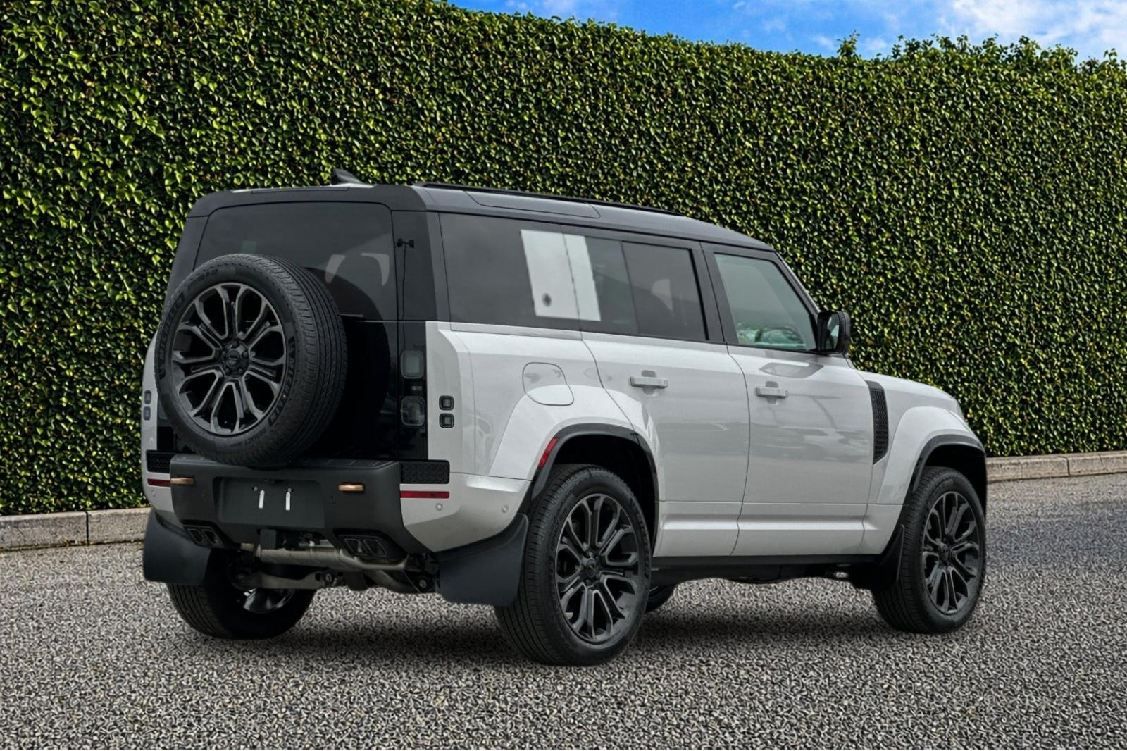 2026 Land Rover Defender OCTA - Photo 6