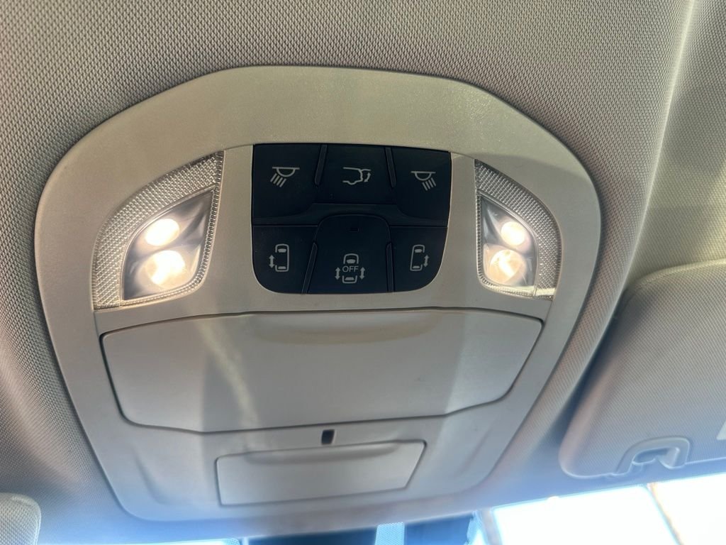 Used 2019 Red Chrysler Touring L image 14