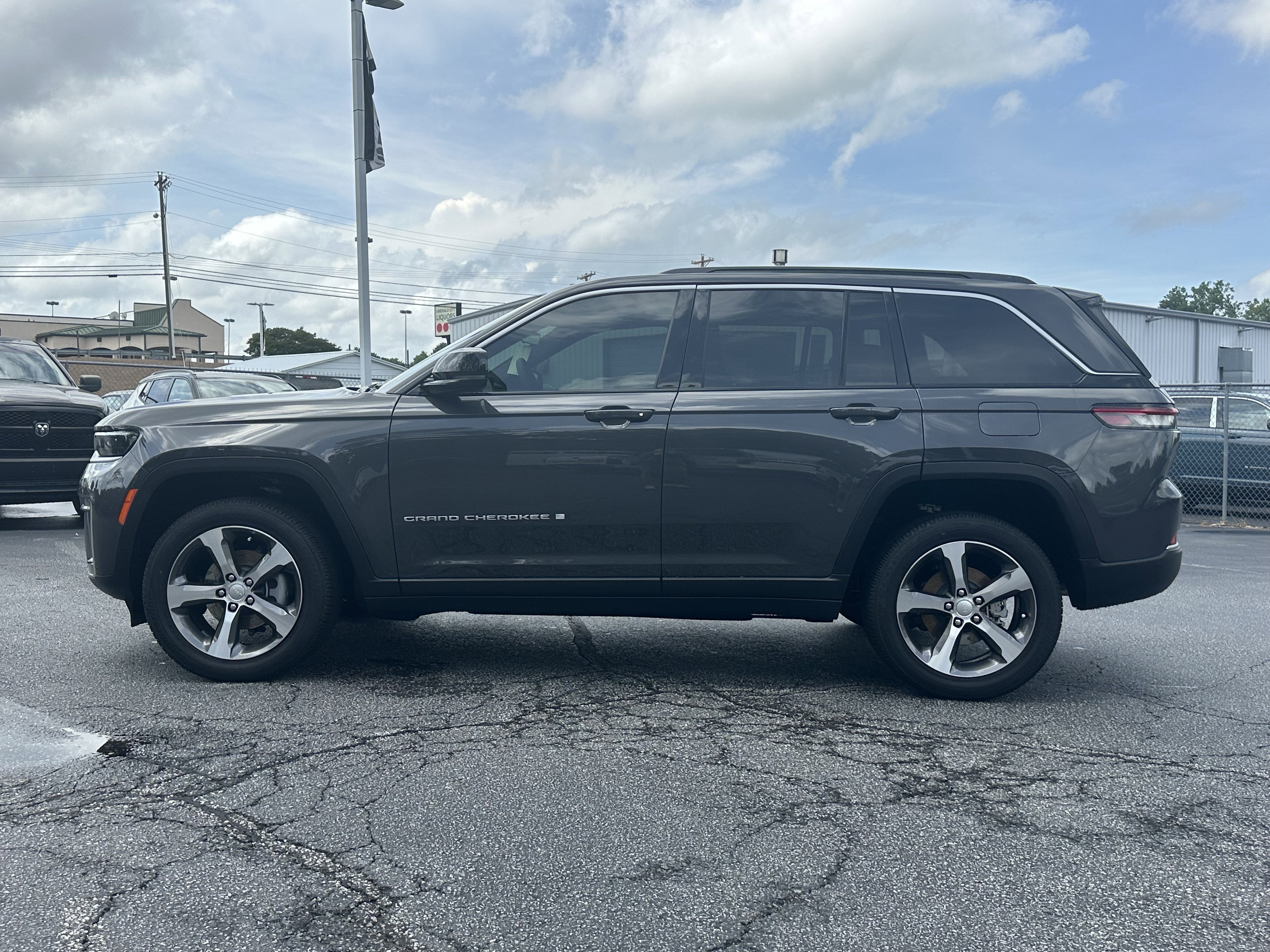 New 2026 Baltic Gray Metallic Clear-Coat Exterior Paint Jeep Limited image 5