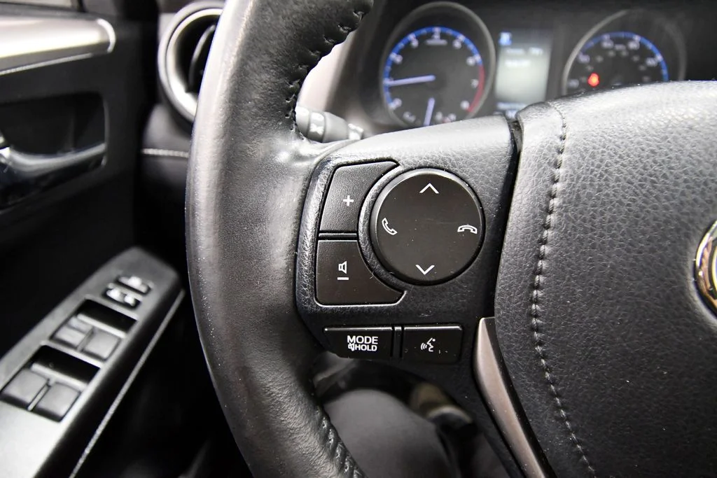 Used 2018 Blue Toyota XLE image 20