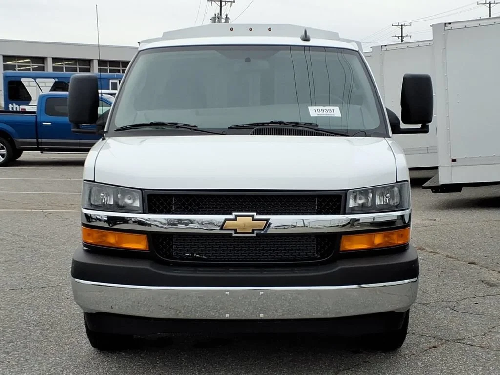 New 2025 Summit White Chevrolet 1WT image 2
