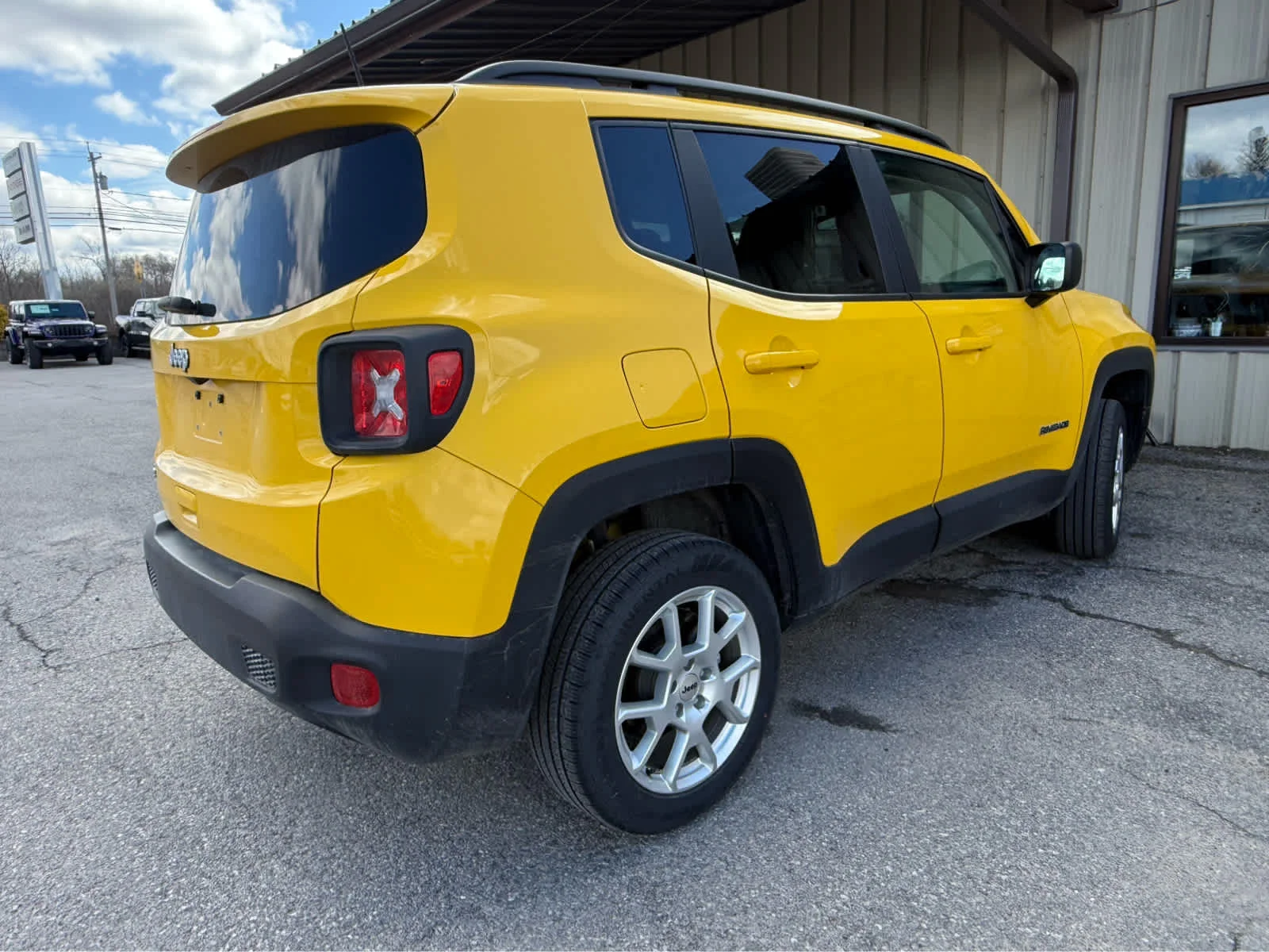 Used 2023 Solar Yellow Clearcoat Jeep Latitude image 3