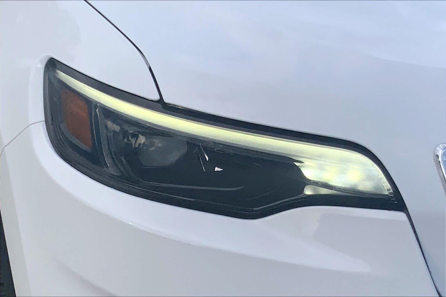 Used 2021 Bright White Clearcoat Jeep Latitude Plus image 24