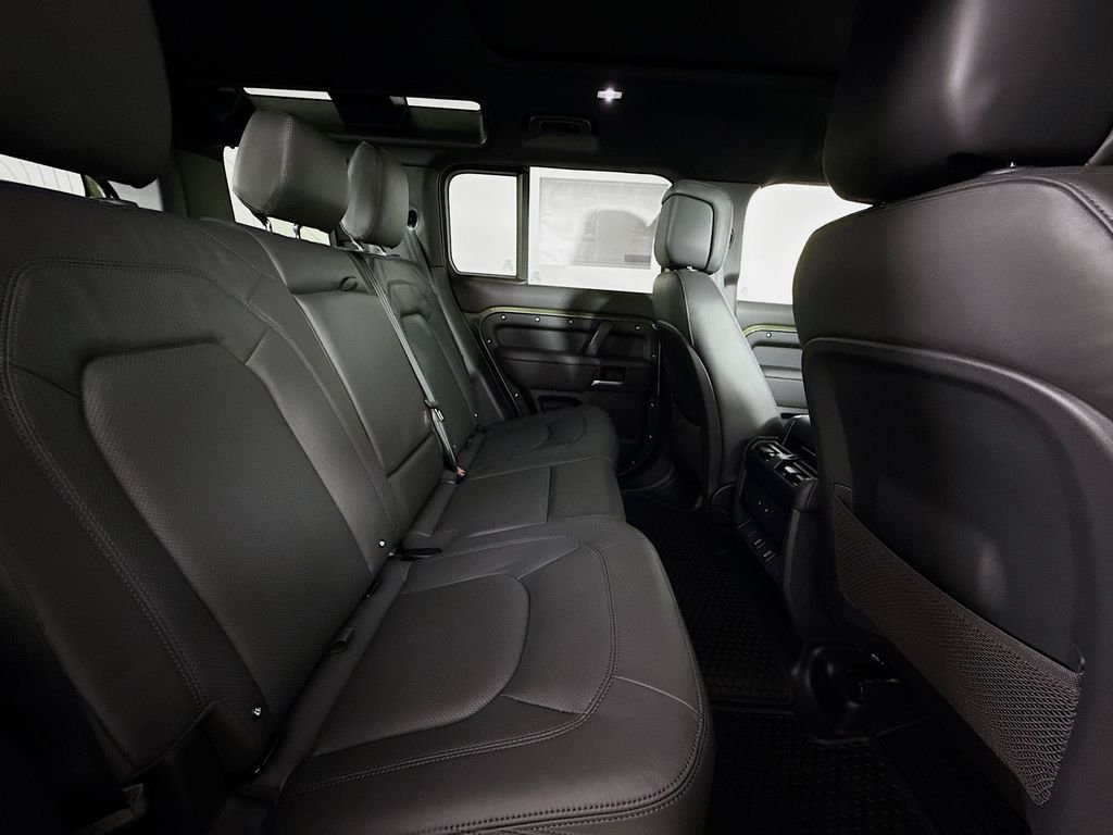 New 2026 Woolstone Green Land Rover X-Dynamic SE image 23