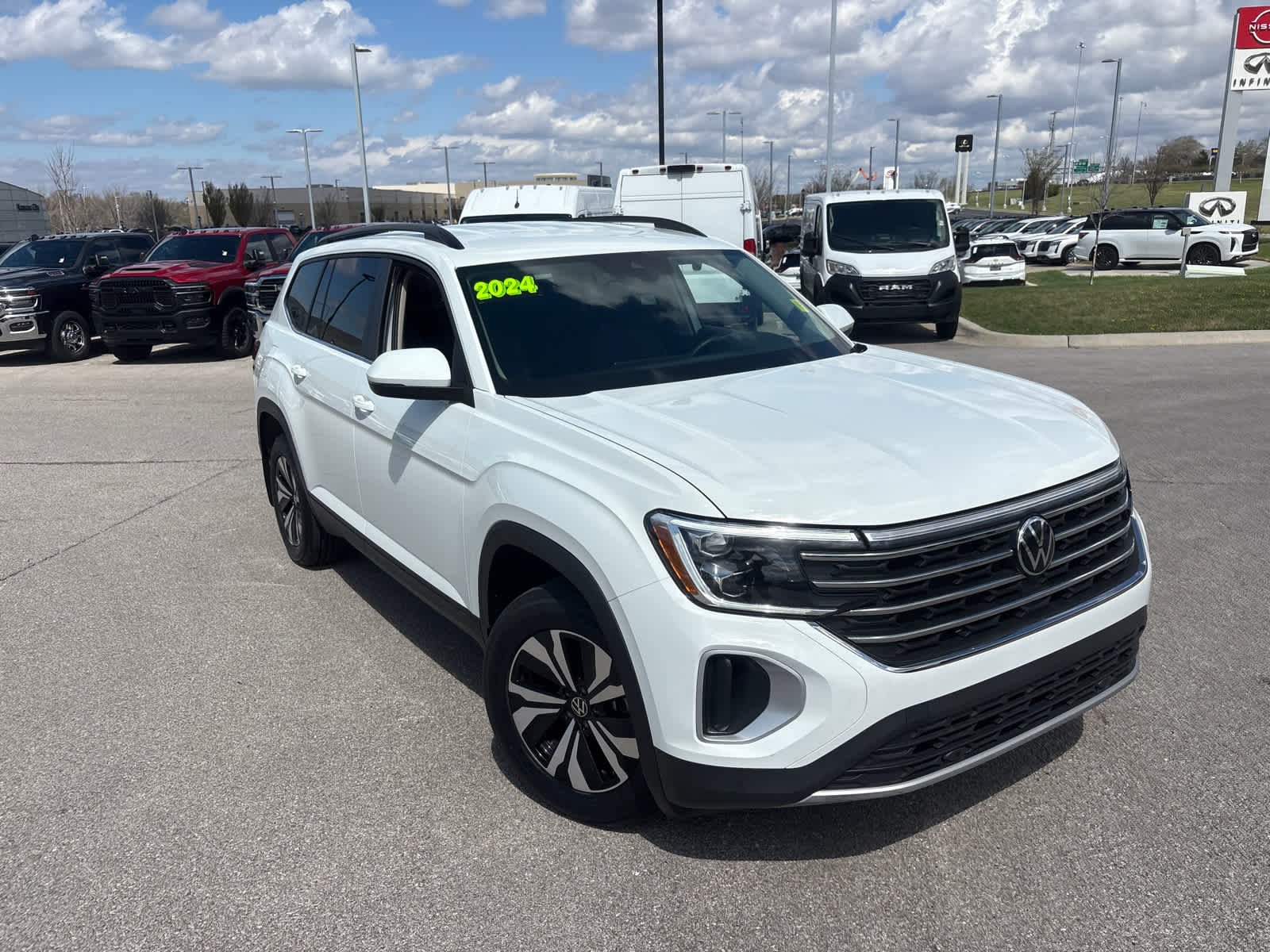 Used 2024 Volkswagen Atlas SE with VIN 1V2LR2CA8RC529029 for sale in Kansas City