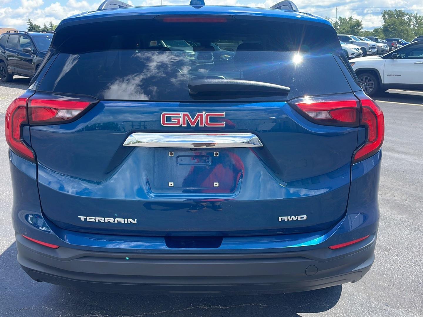 Used 2021 Blue Emerald Metallic GMC SLE image 9