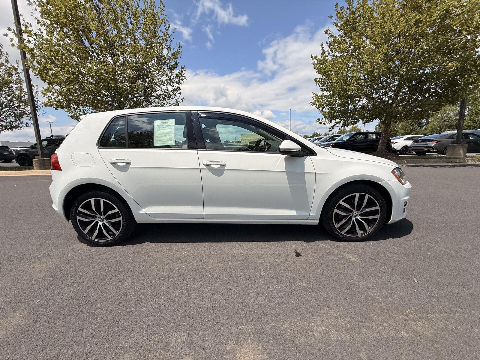 Used 2017 Pure White Volkswagen SE image 4