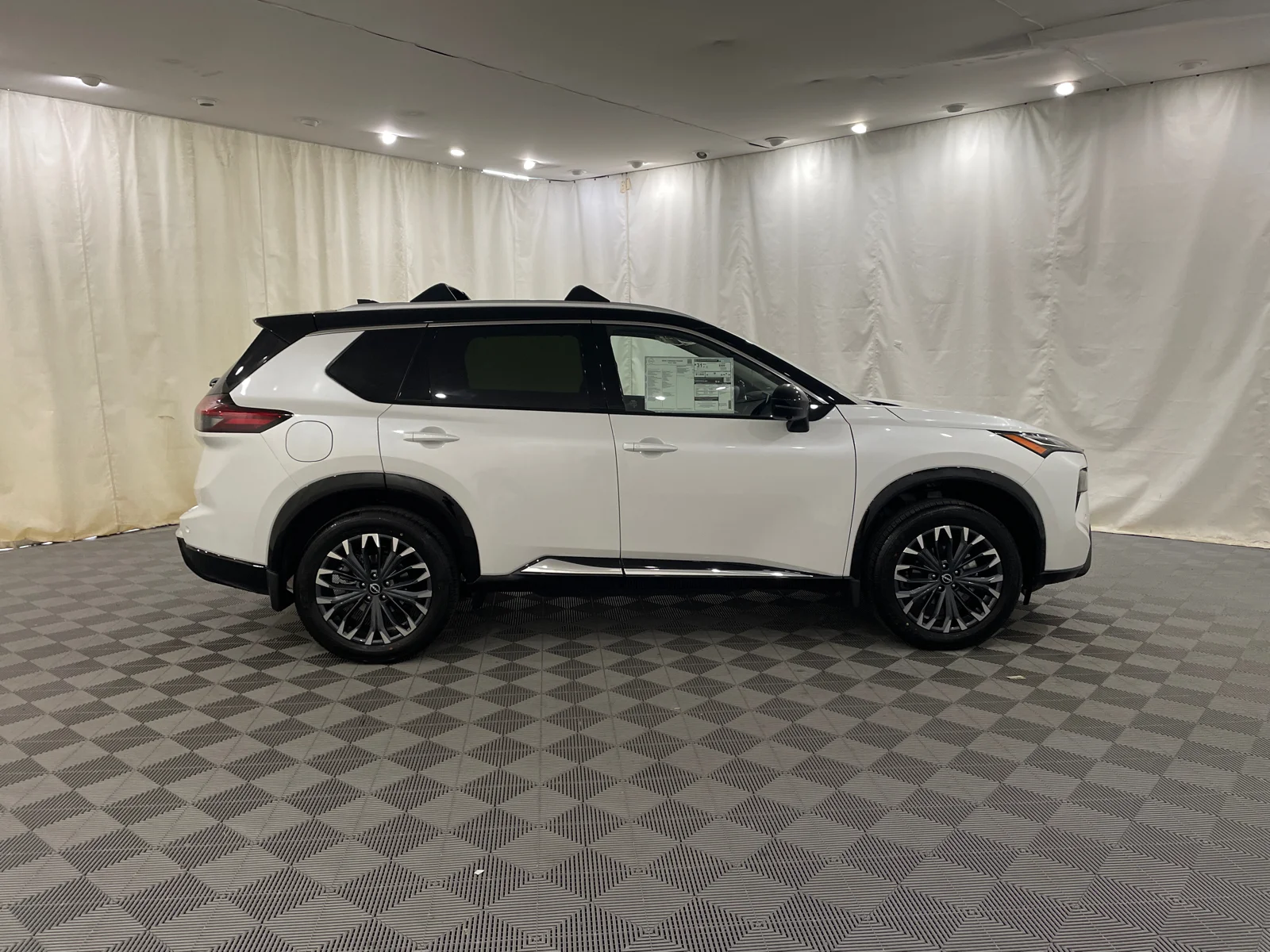 New 2026 Everest White Pearl/Super Black Nissan Platinum image 4
