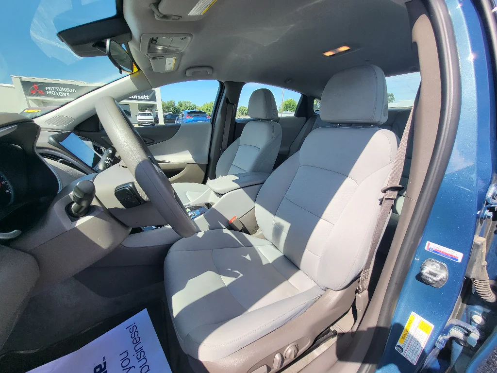 Used 2025 Lakeshore Blue Metallic Chevrolet LT image 10