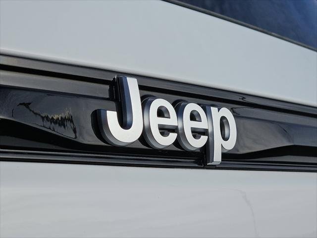 New 2025 Bright White Clear-Coat Exterior Paint Jeep Laredo X image 12