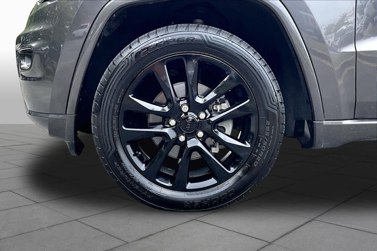 Used 2020 Granite Crystal Metallic Clearcoat Jeep Altitude image 11