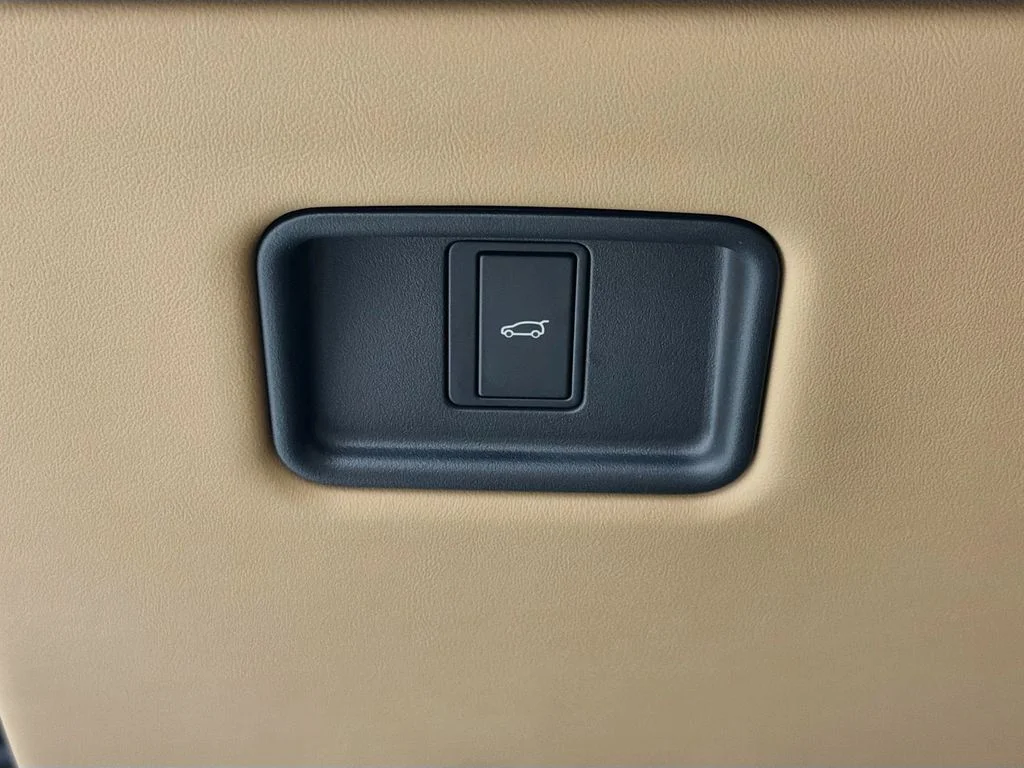 New 2026 Fuji White Land Rover SE 7 Seats image 10