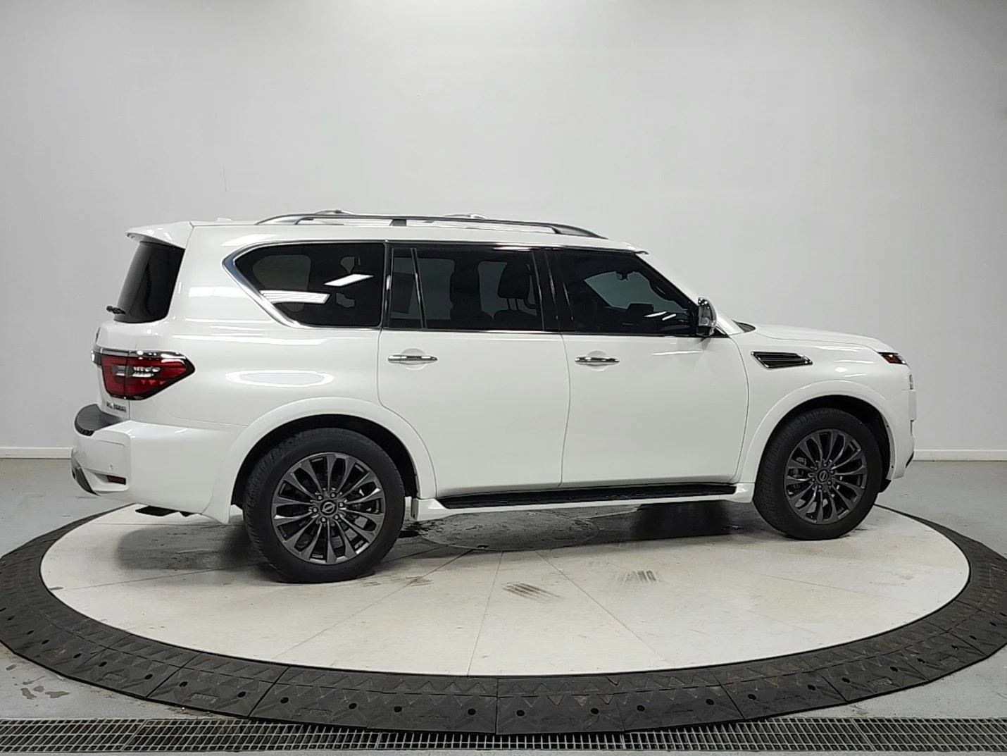 Used 2024 White Nissan Platinum image 8
