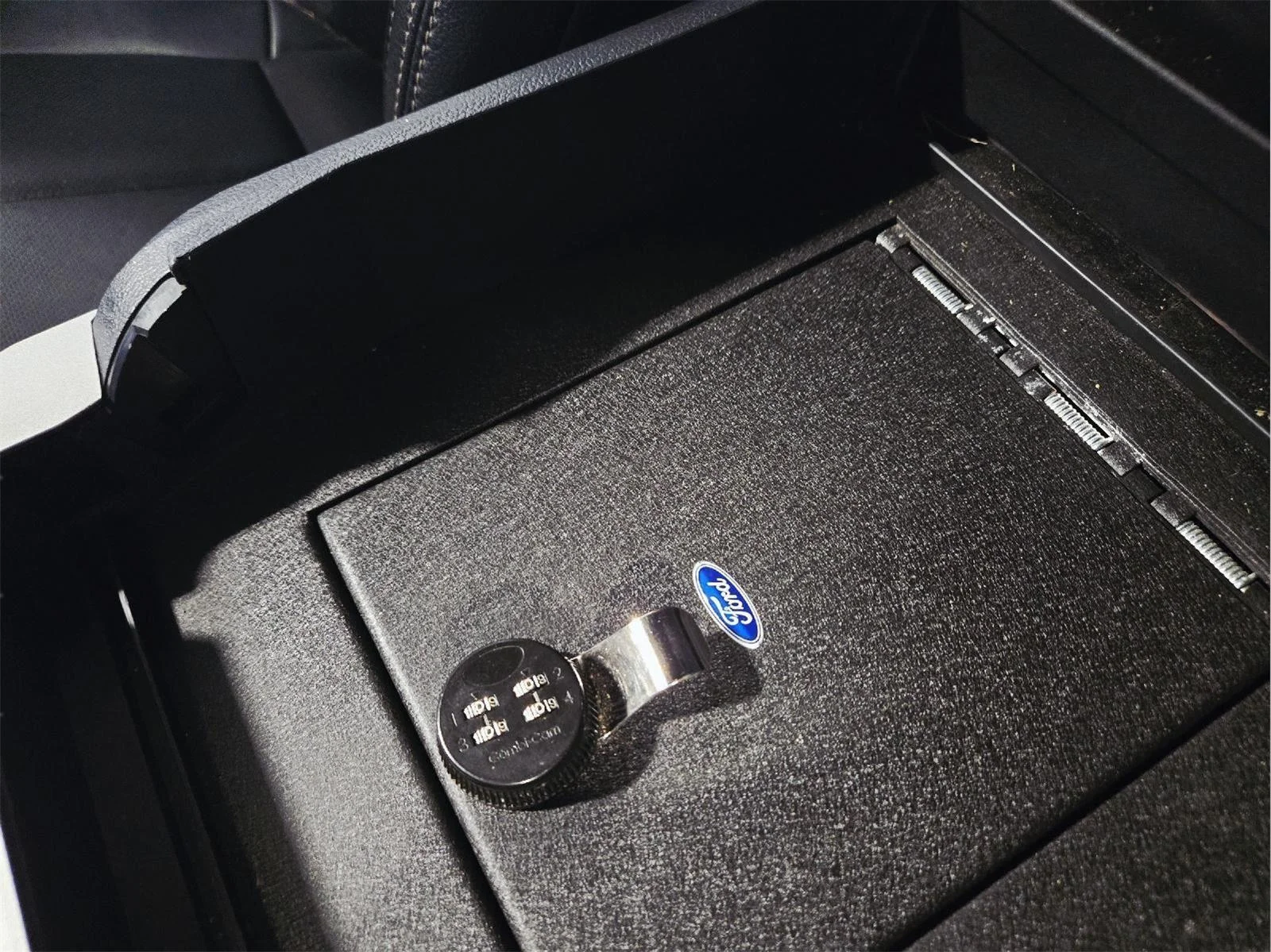 Used 2022 Iconic Silver/Carbonized Gray Ford Lariat image 35