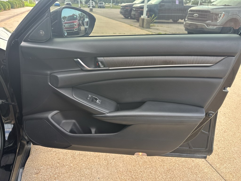 Used 2018 Crystal Black Pearl Honda Touring 1.5T image 32