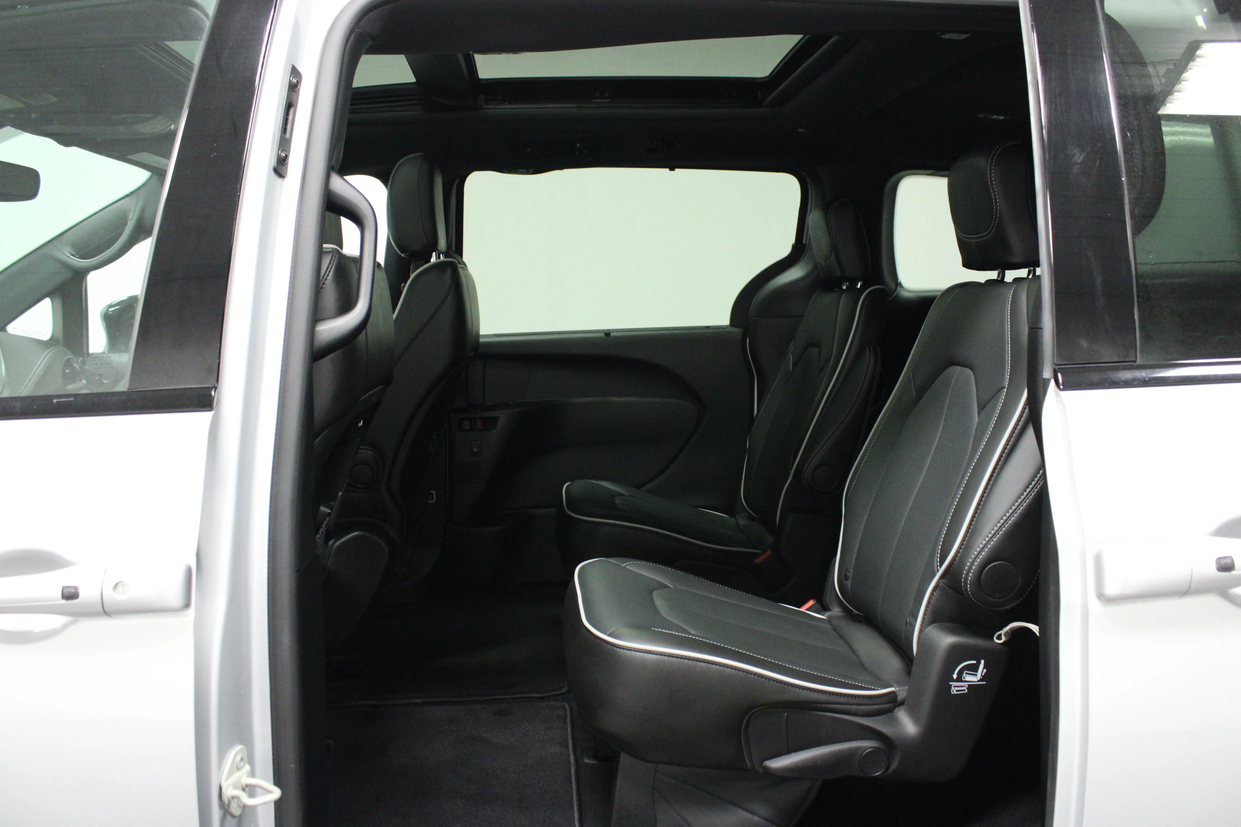 Used 2026 Silver Mist Clearcoat Chrysler Limited image 13