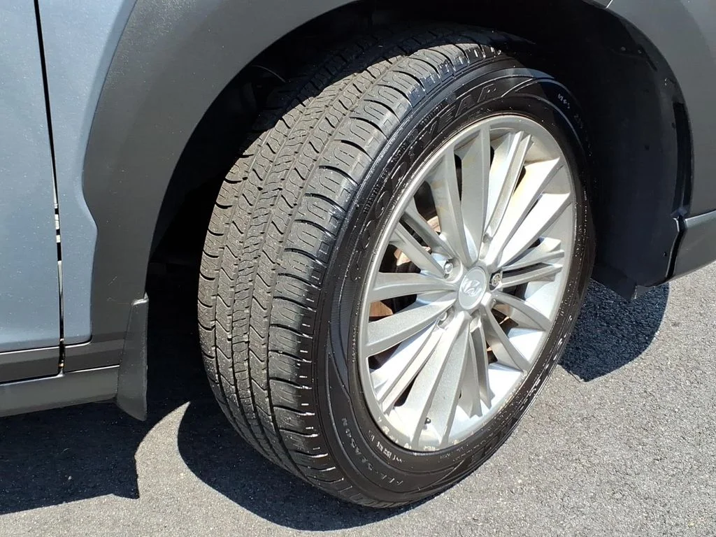 Used 2018 Silver Hyundai SEL image 4