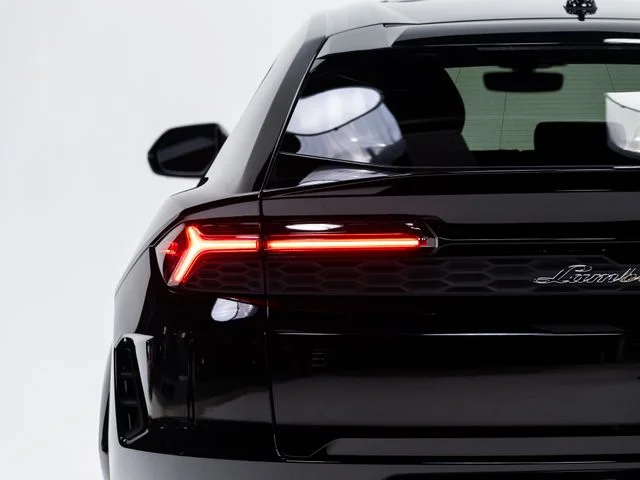 Used 2025 Black Lamborghini SE image 92