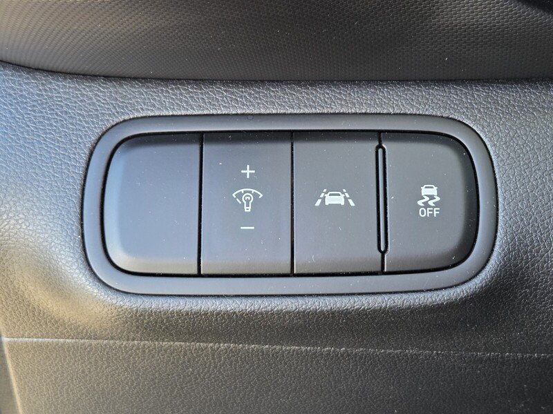 Used 2021 Black Hyundai SE image 33