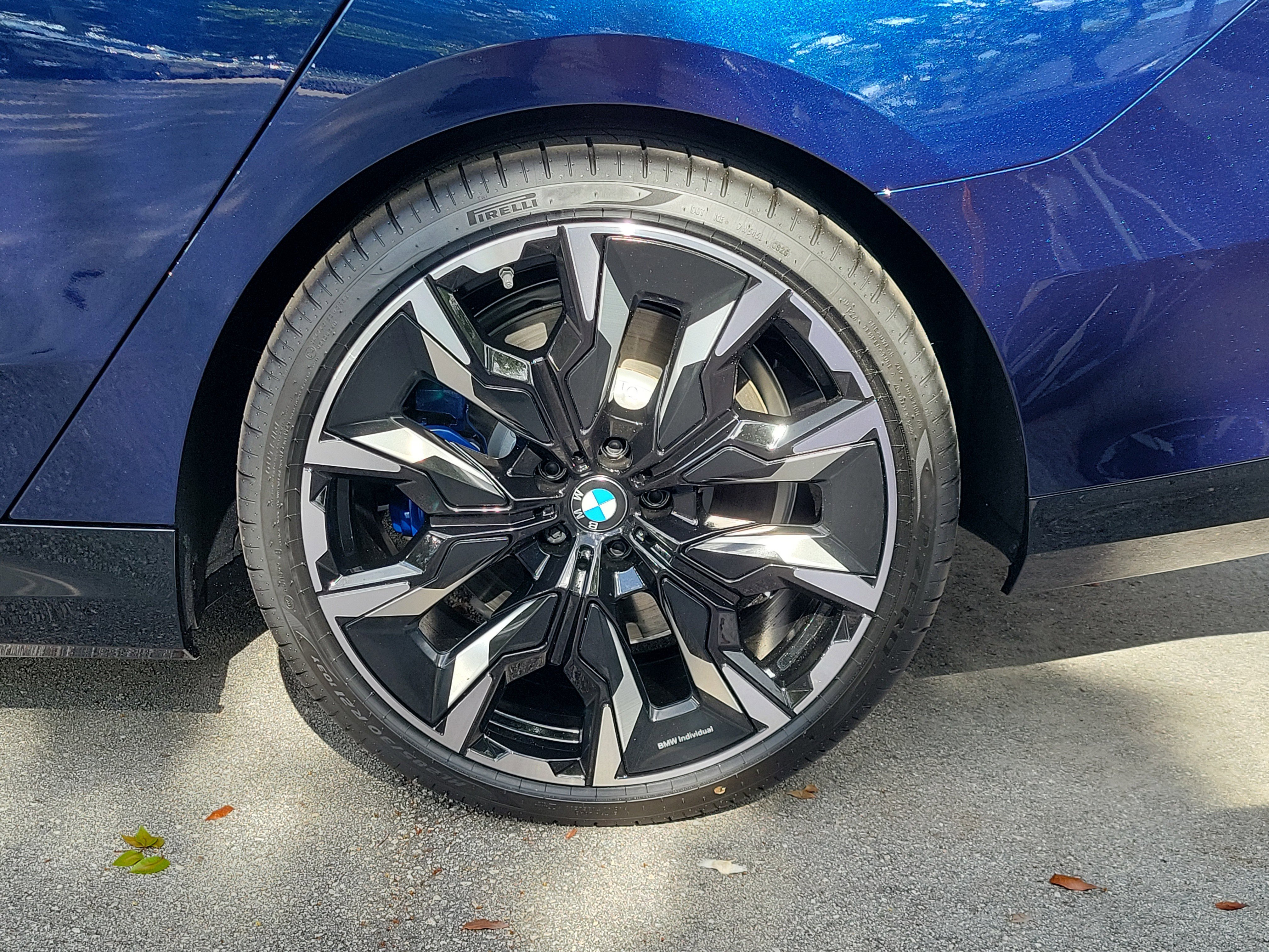 New 2027 Tanzanite Blue II Metallic BMW 550e xDrive image 7
