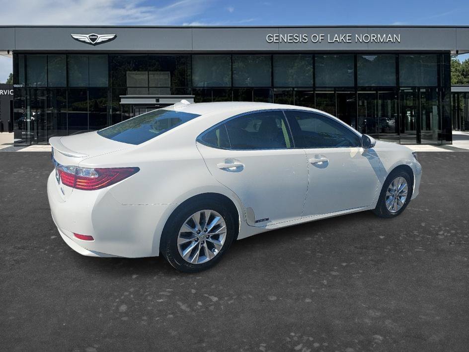 Used 2015 Starfire Pearl Lexus Hybrid image 5