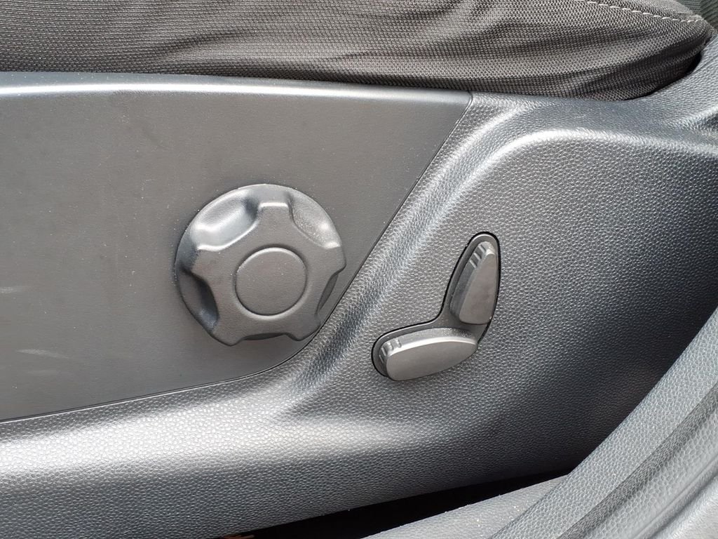 Used 2020 Shadow Black Ford SE image 3