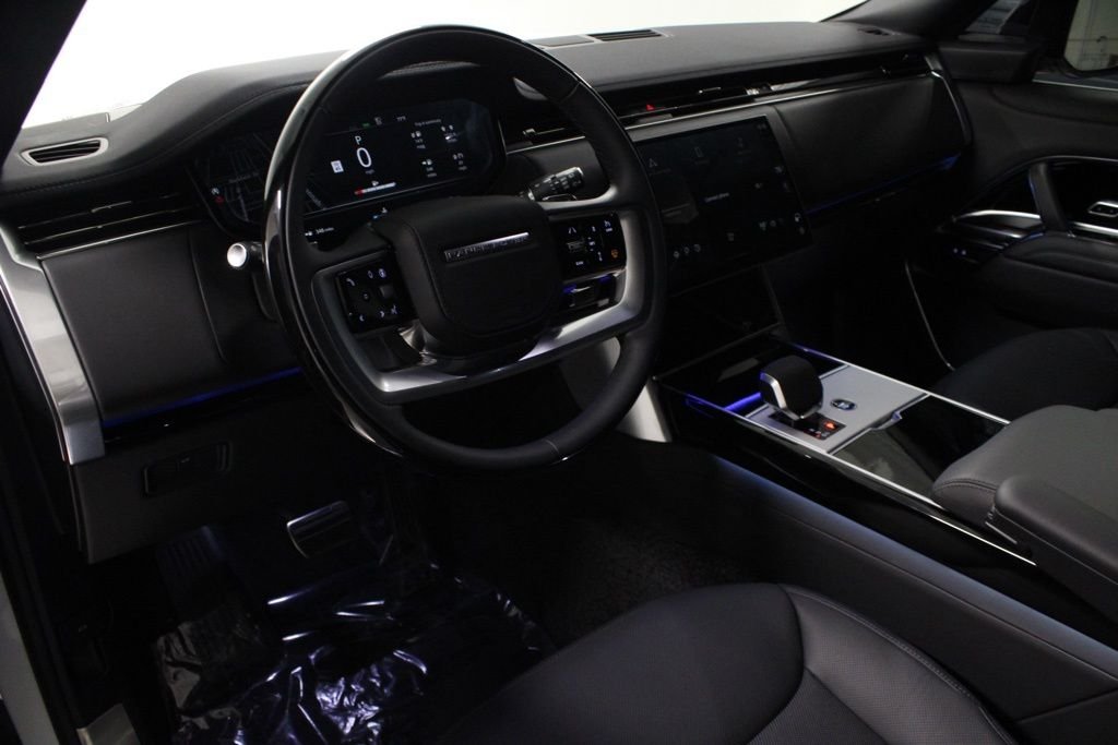 Used 2025 White Land Rover SE image 4