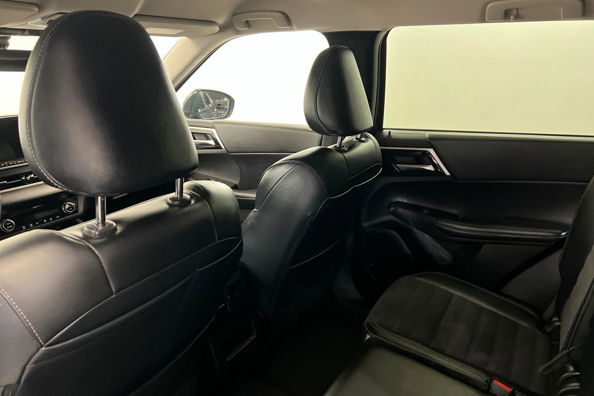 Used 2024 Silver Mitsubishi SE image 20