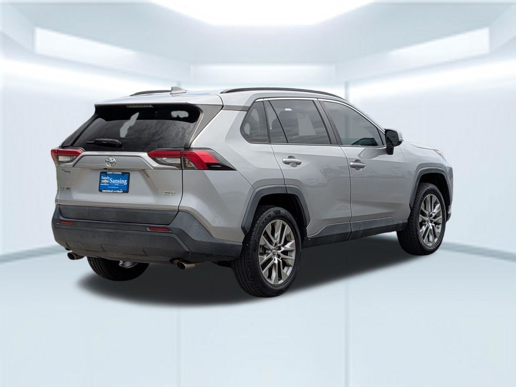 Used 2019 Silver Toyota XLE Premium image 6