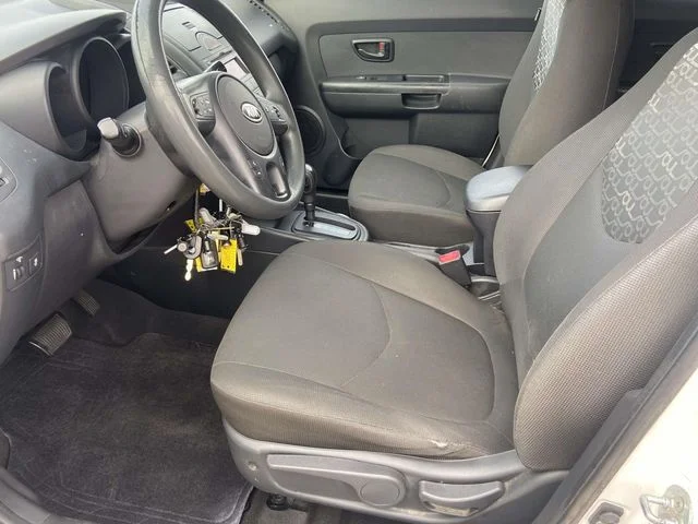 Used 2010 Clear White Kia Plus image 10