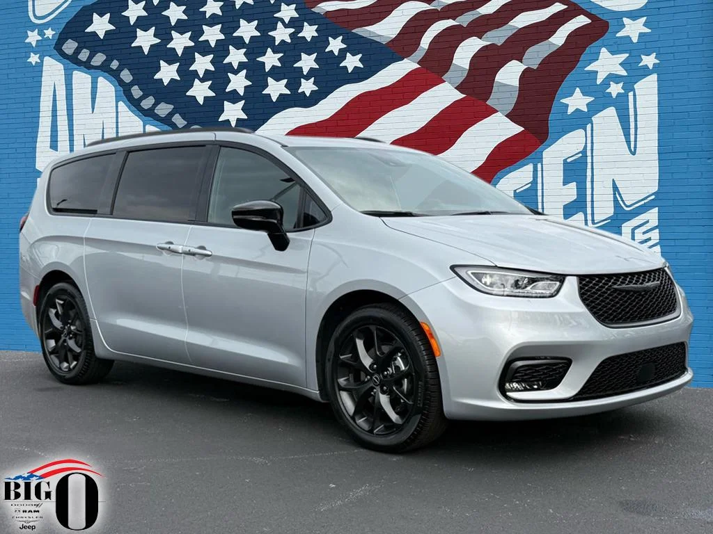 2026 Chrysler Pacifica Limited's photo