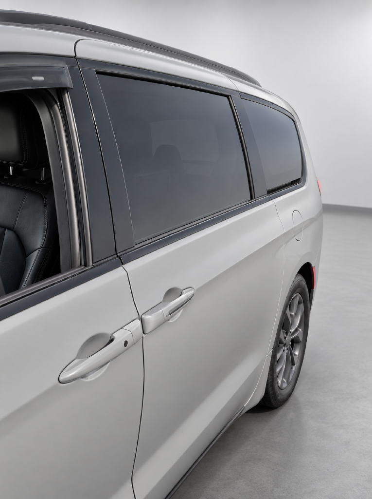 Used 2023 White Chrysler Touring L image 3