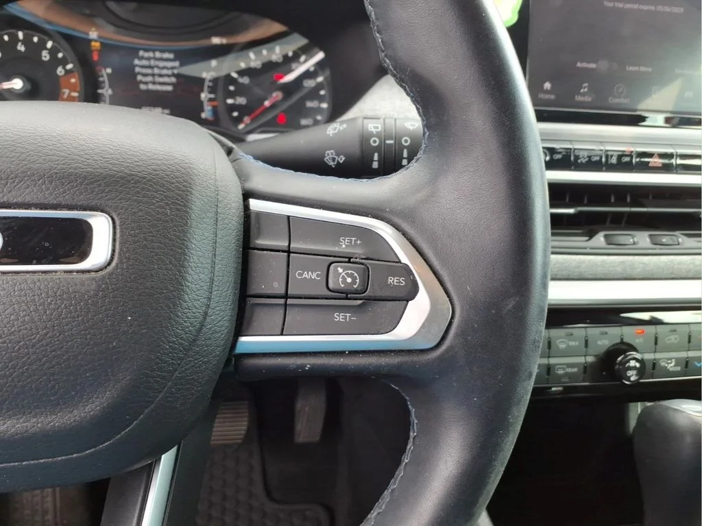 Used 2022 Red Jeep Latitude image 26