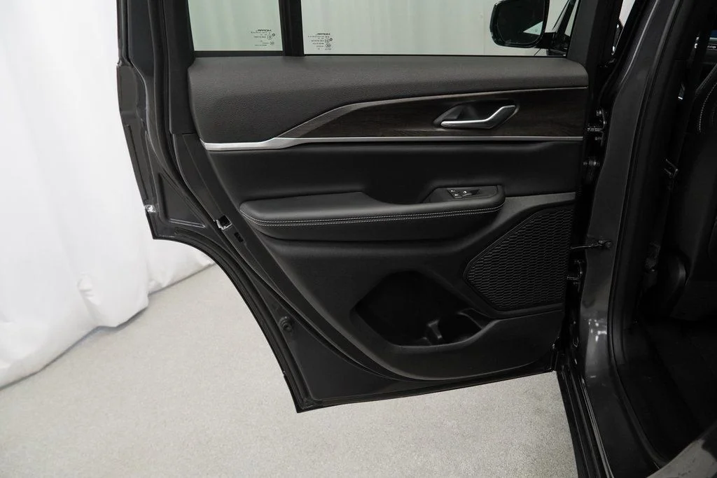 New 2026 Baltic Gray Metallic Clear-Coat Exterior Paint Jeep Altitude image 29