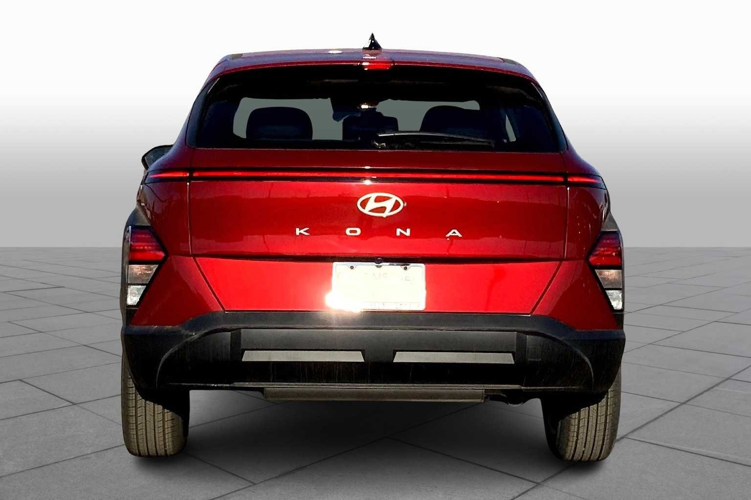 Used 2025 RED Hyundai SE image 4