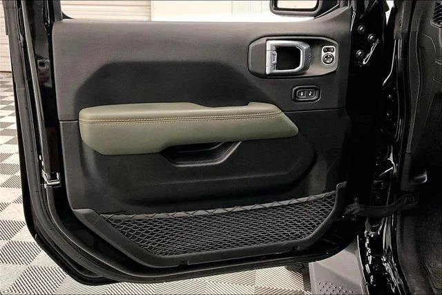 Used 2024 Black Clearcoat Jeep Mojave image 20