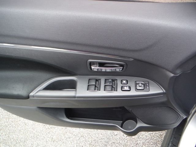 Used 2023  Mitsubishi  image 10