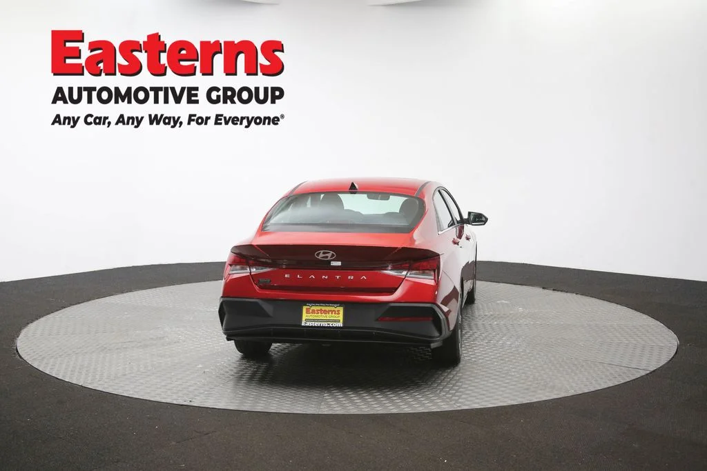 Used 2025 Red Hyundai SEL Convenience image 40